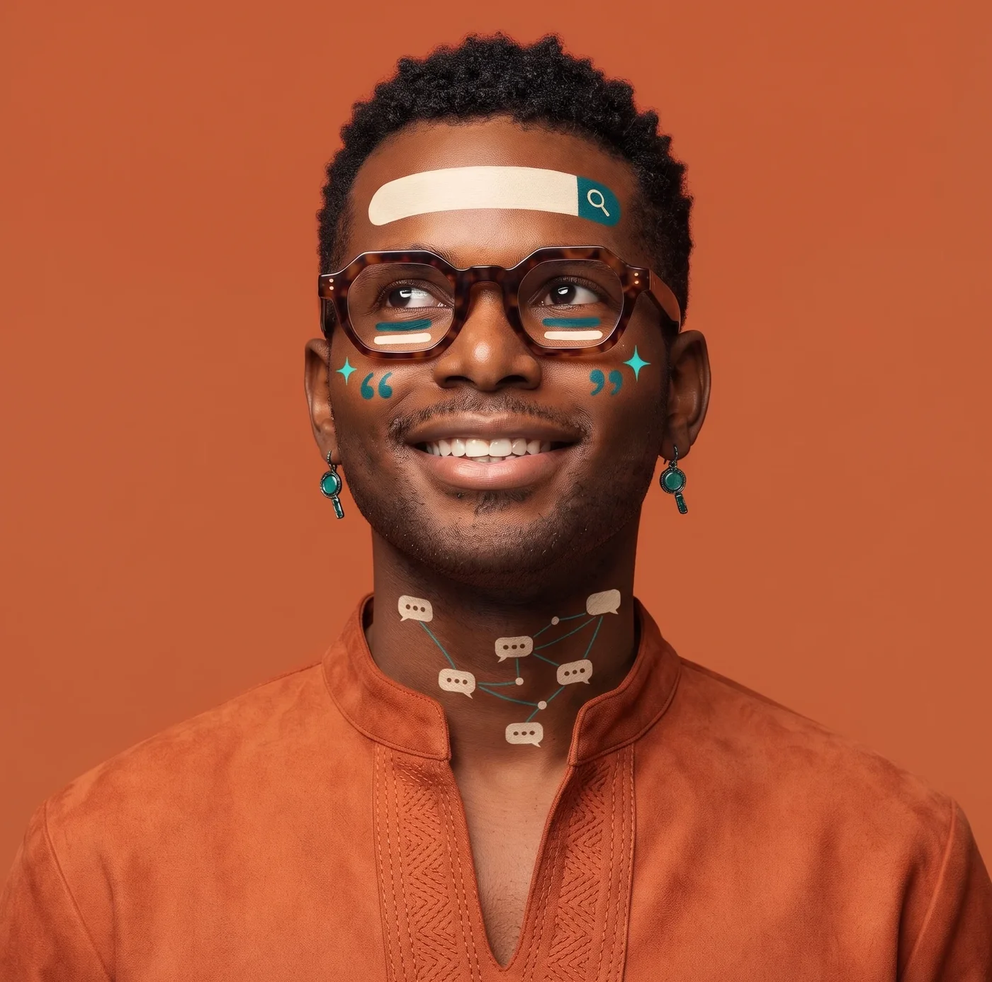 Portrait de Ghislain Kodjo, visage peint de motifs liés à seo et geo